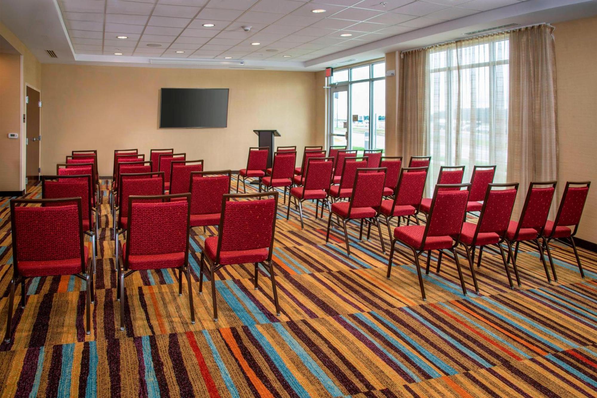 Hotel Fairfield & By Marriott Harrisburg International Airport 3*